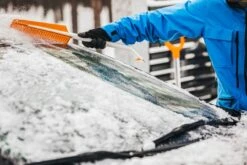 Fiskars SnowXpert Isskraber & Snebørste -Stihl Butik 77 224 4 j21 1280x1280